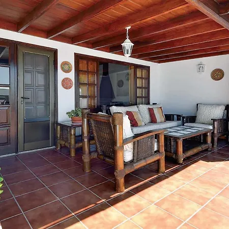 Playa Blanca Sleeps 8 Air Con Wifi Willa