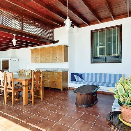 Playa Blanca Sleeps 8 Air Con Wifi